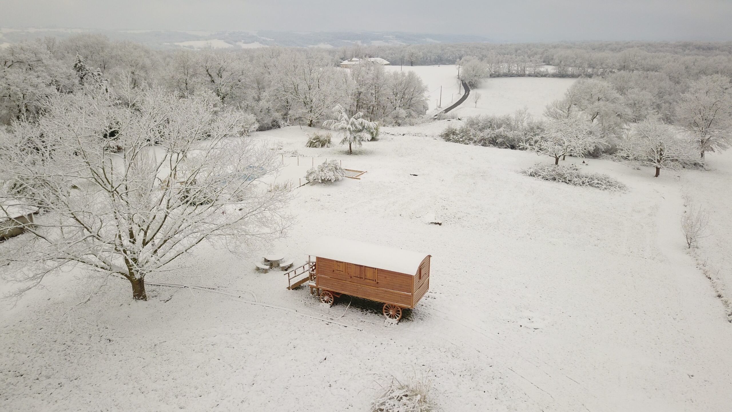 Roulotte sous la neige