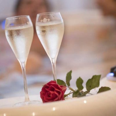 Champagne-a-deguster-dans-le-jacuzzi-